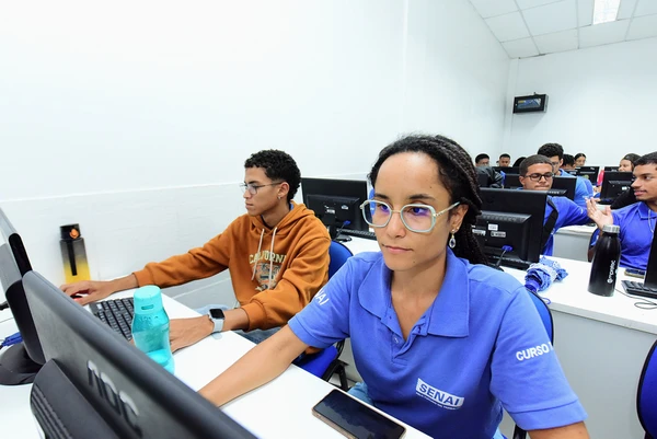 Estudante do Curso Técnico de Manutenção Industrial em aula prática por Valter Pontes/Coperphoto/Sistema FIEB