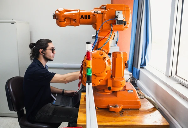 Estudante do Curso Técnico de Manutenção Industrial em aula prática por Valter Pontes/Coperphoto/Sistema FIEB