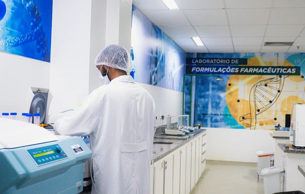 Estudante em aula prática no Laboratório de Formulações por Coperphoto/Sistema FIEB