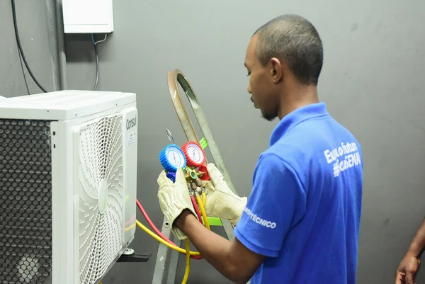Estudantes do Curso Técnico em Refrigeração e Climatização aprendem com aulas práticas por Valter Pontes/Coperphoto/Sistema FIEB