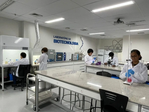 Estudantes em aula no Laboratório de Biotecnologia, no SENAI Cimatec por Sistema FIEB