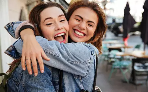 Fortalece vínculos afetivos e aumenta a sensação de segurança emocional entre amigos, casais e familiares. por Shutterstock