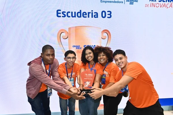 FOTO DE CAPA - Estudantes comemoram vitória em desafio de inovação, uma das oportunidades dos alunos do SENAI. Crédito Antônio Cavalcante_Coperphoto_Sistema FIEB.