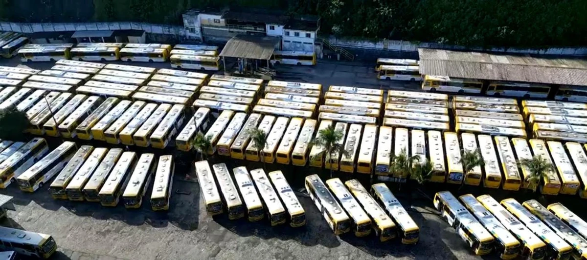 Garagem cheia de ônibus nesta manhã