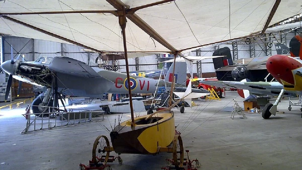 George Cayley ajudou a separar as funções de sustentação, propulsão e controle, princípio que abriu caminho para o avião moderno de asa fixa por Nigelcoates / Wikimedia Commons