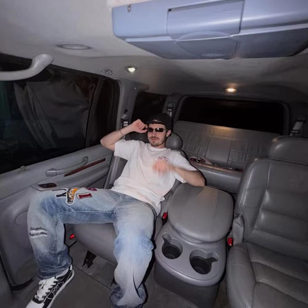 João Augusto abre garagem de Gugu e exibe carro raro dos anos 2000  por Reprodução/Instagram