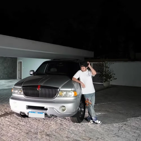 João Augusto abre garagem de Gugu e exibe carro raro dos anos 2000  por Reprodução/Instagram