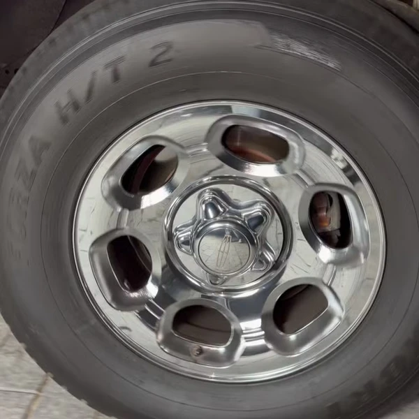 João Augusto abre garagem de Gugu e exibe carro raro dos anos 2000  por Reprodução/Instagram