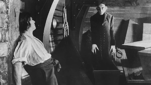 Movida pelo clássico Nosferatu e Doutor Caligari, a era expressionista e o horror mudo dominou o cinema em 1920 e utilizava sombras, cenários tortos e distorção visual para criar pesadelos por Divulgação / IMDb