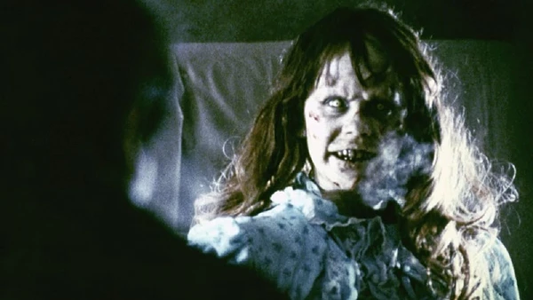 Na década de 70, começou uma era sobrenatural dentro do horror com filmes envolvendo espíritos e demônios em grande parte movida pelo chamado 'Terror Satânico' que dominava a mídia por Divulgação / IMDb