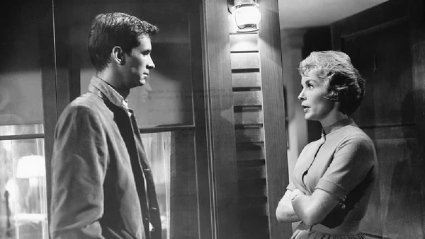 Nos anos 60, o terror começou a sair do fantástico e se tornar psicológico, se infiltrando nas casas e famílias. Um dos principais exemplares é Psicose por Divulgação / IMDb