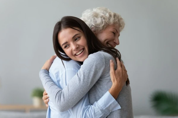O contato físico afetuoso pode melhorar a sensação de pertencimento e conexão humana. por Shutterstock