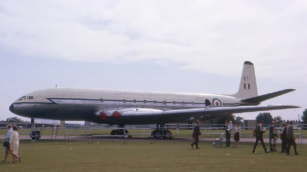 O De Havilland Comet simboliza a entrada da aviação comercial na era do jato, etapa decisiva para encurtar distâncias e ampliar o transporte aéreo global por TSRL / Wikimedia Commons