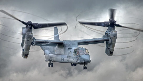 O V-22 Osprey levou o convertiplano para uso operacional, unindo rotores inclináveis, decolagem vertical e voo horizontal em velocidade de avião por Peter Gronemann / Wikimedia Commons