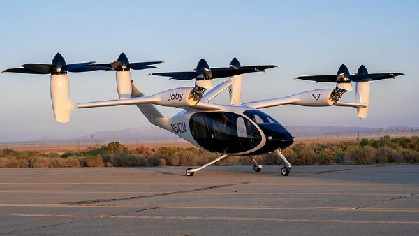 Os eVTOLs modernos combinam propulsão elétrica, decolagem vertical e voo em modo avião, mas o setor ainda avança por etapas de certificação e integração ao espaço aéreo por Harlan Huntington / Wikimedia Commons