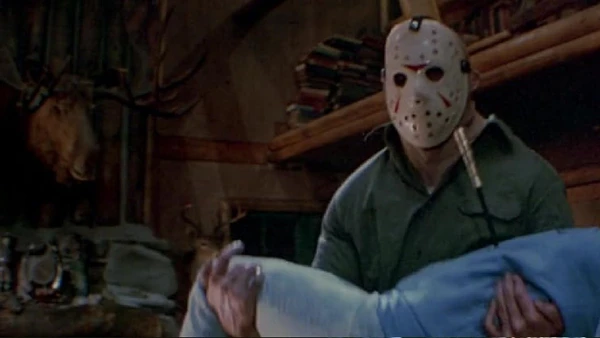 Porém não apenas do sobrenatural vivia o terror, na década de 70 e 80 o mundo viu um dos maiores subgêneros do terror nascer: o slasher. Com assassinos perseguindo jovens e empilhando corpos por Divulgação / IMDb