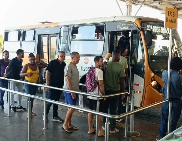 Semob colocou em curso uma operação de contingência com a frota do Sistema Especial Complementar (STEC) para atender a população nos principais corredores da cidade por Divulgação / Semob