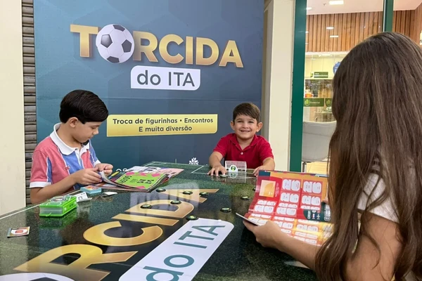 Shopping Itaigara: lounge “Torcida do ITA – Sinta essa emoção”, no térreo, com troca de figurinhas, tabelinhas de jogos, produtos temáticos e partidas de futebol de botão. por Divulgação