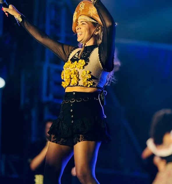 Cantora quer ampliar o espaço feminino nos eventos culturais e manter viva a tradição do forró por Divulgação