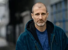 Imagem - Ator de série de sucesso da Netflix é encontrado morto após dias desaparecido, e polícia investiga homicídio