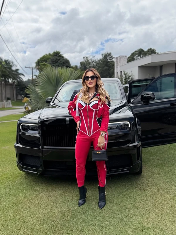 Deolane costuma a postar fotos nas redes sociais ao lado de carrões por Reprodução/Instagram