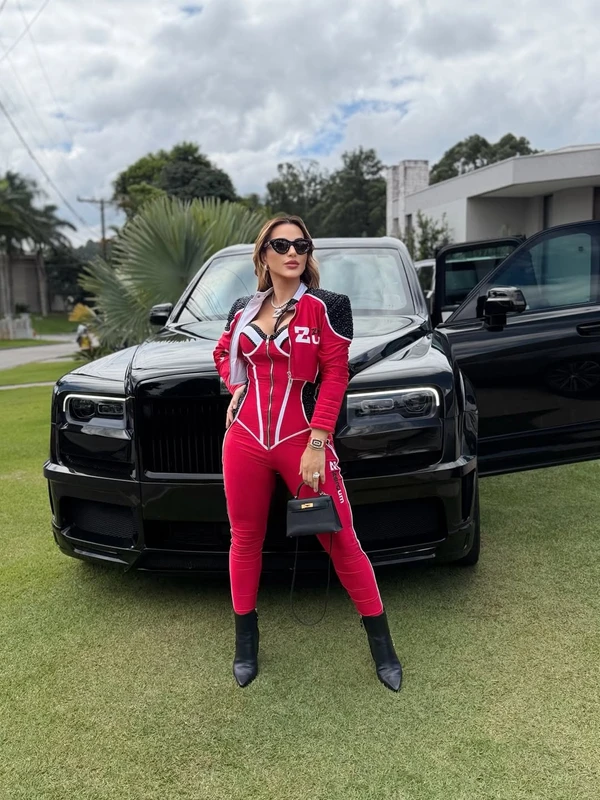 Deolane costuma a postar fotos nas redes sociais ao lado de carrões por Reprodução/Instagram