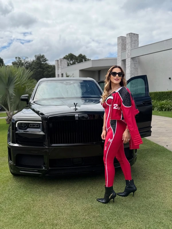 Deolane costuma a postar fotos nas redes sociais ao lado de carrões por Reprodução/Instagram