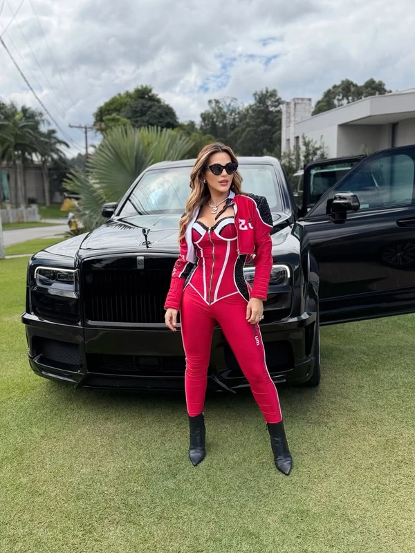Deolane costuma a postar fotos nas redes sociais ao lado de carrões por Reprodução/Instagram