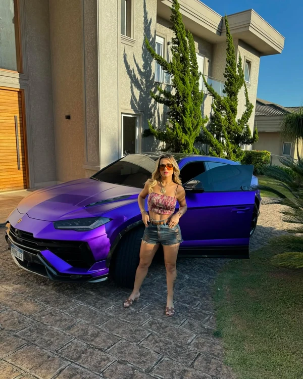 Deolane costuma a postar fotos nas redes sociais ao lado de carrões por Reprodução/Instagram