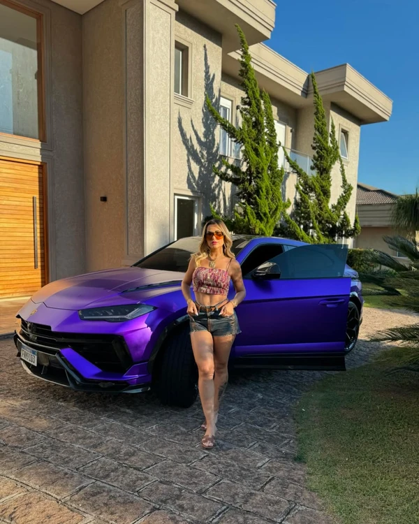 Deolane costuma a postar fotos nas redes sociais ao lado de carrões por Reprodução/Instagram