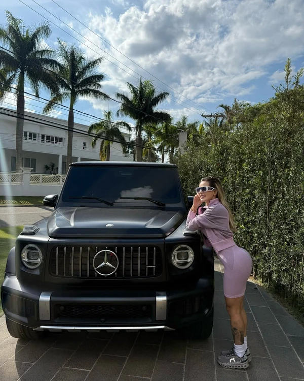 Deolane costuma a postar fotos nas redes sociais ao lado de carrões por Reprodução/Instagram