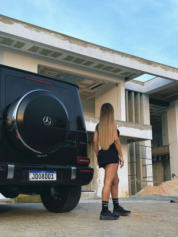 Deolane costuma a postar fotos nas redes sociais ao lado de carrões por Reprodução/Instagram