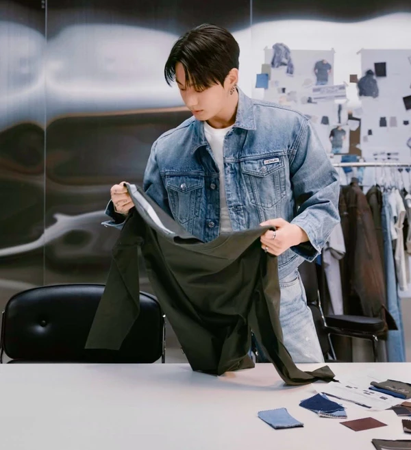 JungKook e Calvin Klein por Reprodução