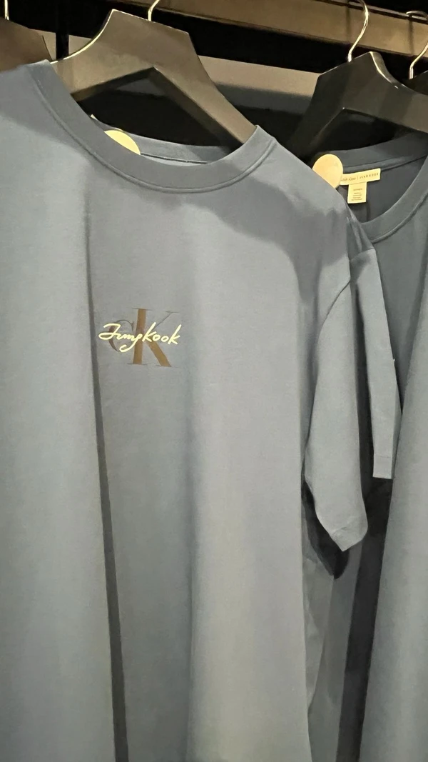 JungKook e Calvin Klein por Reprodução