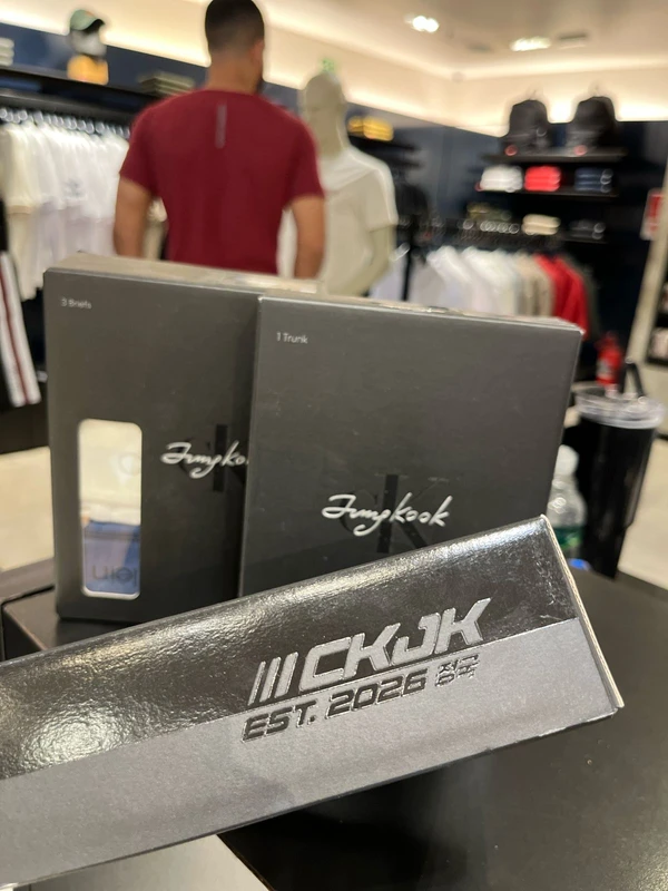 JungKook e Calvin Klein por Reprodução