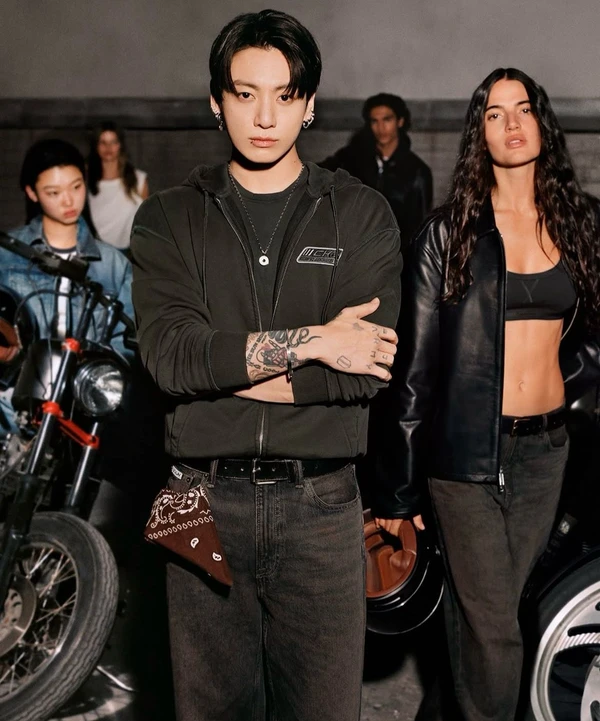 JungKook e Calvin Klein por Reprodução