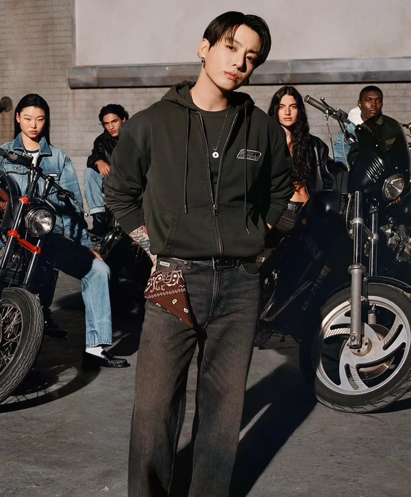 JungKook e Calvin Klein por Reprodução