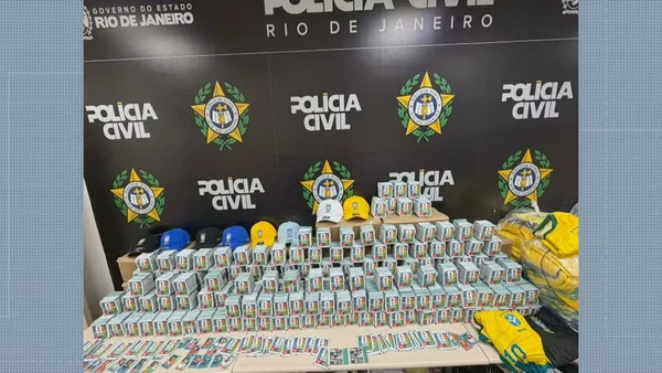 Polícia Civil apreende figurinhas falsificadas da Copa do Mundo no compartimento de carga de um ônibus Nova Iguaçu