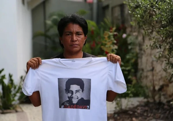 Rute Fiuza mostra camisa com o rosto de Davi
