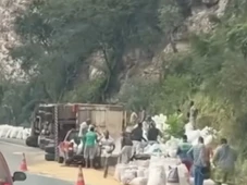 Imagem - Criança de 6 anos morre após carreta tombar em rodovia na Bahia