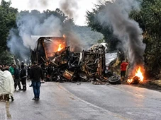 Imagem - Batida entre ônibus e carreta na BR-251 deixa oito mortos