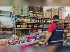 Imagem - Procon apreende produtos vencidos há quase 2 anos em supermercado