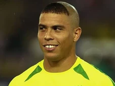 Imagem - Frase de Ronaldo Fenômeno: 'A maior vitória é levantar depois da queda' - reflexão de  sobre sofrimento e recomeços