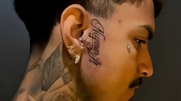 Allan escolheu rosto como local da tatuagem por Reprodução