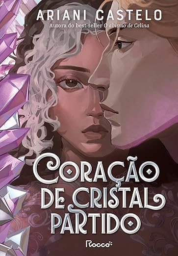 Coração de cristal partido, de Ariani Castelo (Rocco). Em um mundo onde a elite é abençoada pelos deuses com poderes extraordinários, Rayka nasceu... fraca. Dona de uma habilidade peculiar, que sua família não compreende e considera uma vergonha, ela cresceu sob o preceito de que cristais devem ser lapidados na base da força. E mesmo quando pensa que conseguiu escapar da crueldade do Império, o passado volta para lhe roubar tudo de novo.Luka Lucentis, por outro lado, tem um poder formidável, superado apenas por sua impiedade. Perverso e obstinado, ele chega à corte de Diamantíria decidido a conseguir um lugar de confiança ao lado do imperador e, enfim, pôr em ação os planos obscuros de sua família. Pelo menos, é no que seus parentes acreditam... Mas Luka tem as próprias ambições e não desperdiçará a chance de alcançá-las. Lançamento dia 5.  por Reprodução