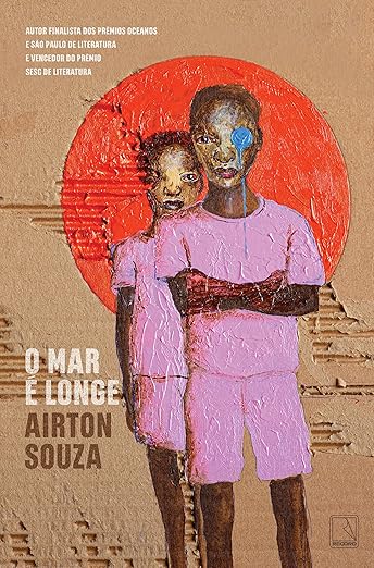 O mar é longe, de Airton Souza (Record). Com escrita sensível e envolvente, o vencedor do Prêmio Sesc Airton Souza narra a jornada de dois irmãos em busca do desconhecido mar, as perdas e as certezas que se transformam nessa travessia. O mar é longe é um romance imperdível.Na pequena Rosário, cidade no interior do Maranhão, dois irmãos convivem com as águas do rio Itapecuru, que, sendo provedor de alimento e vida, também é palco das piores dores. Aviltados a todo momento pelo brutal pai pescador, “homem que não sabe arrefecer o próprio ódio”, os dois irmãos se cansam da truculência paterna e da resignação da mãe, e resolvem fugir de casa, deixando uma vida de humilhação e violência para trás. Lançamento dia 1.  por Reprodução