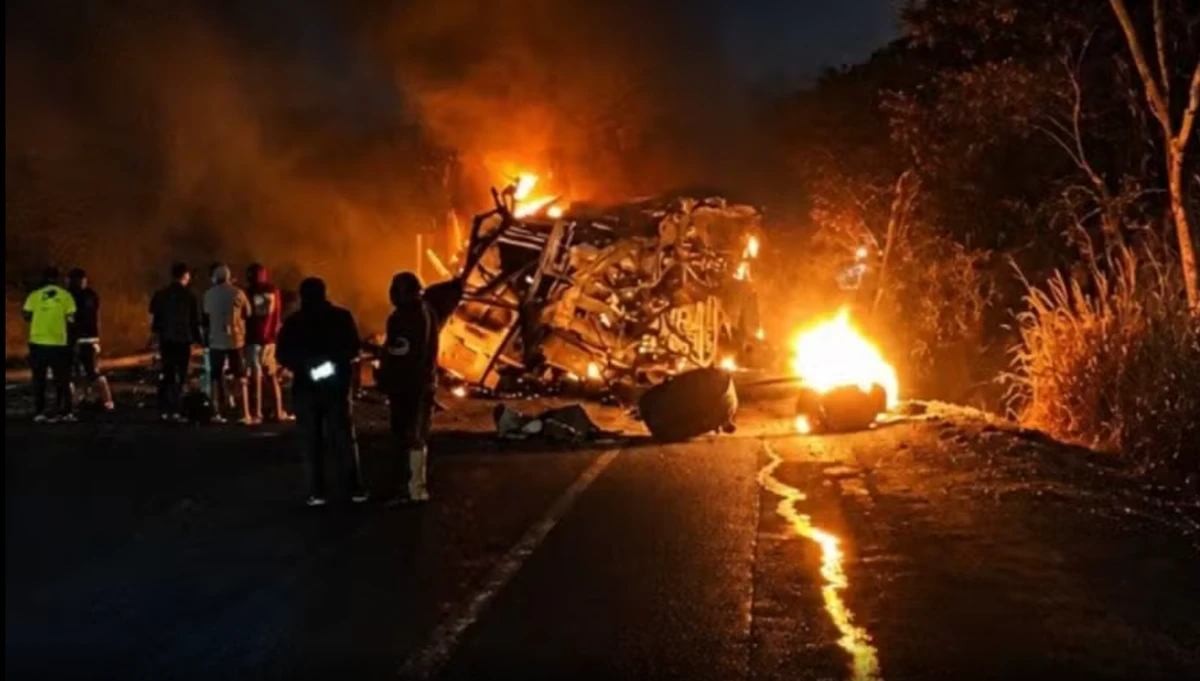 Veículos pegaram fogo após batida por Divulgação/Corpo de Bombeiros