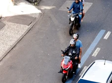 Imagem - País proíbe duas pessoas em motos e prevê multa de R$ 2,1 mil para infratores