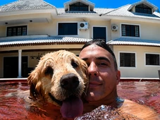 Imagem - Como é a mansão de André Marques com piscina vermelha, área gourmet e luxo discreto na Barra da Tijuca