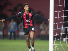 Imagem - Vitória conta com cláusula para segurar Renê após interesse de clubes do Brasil e da Europa